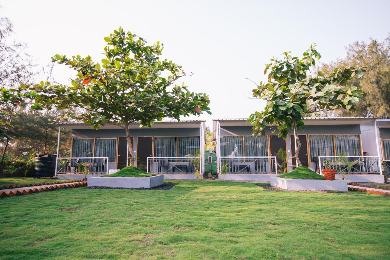 Treebo Lands End Beach Resort Morjim Luaran gambar